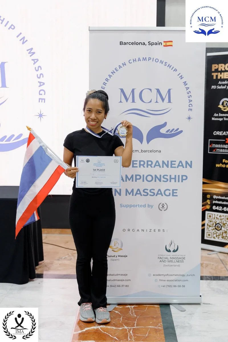 Jinda Jaroendee con la medalla y el diploma de primer puesto del Mediterranean Championship in Massage
