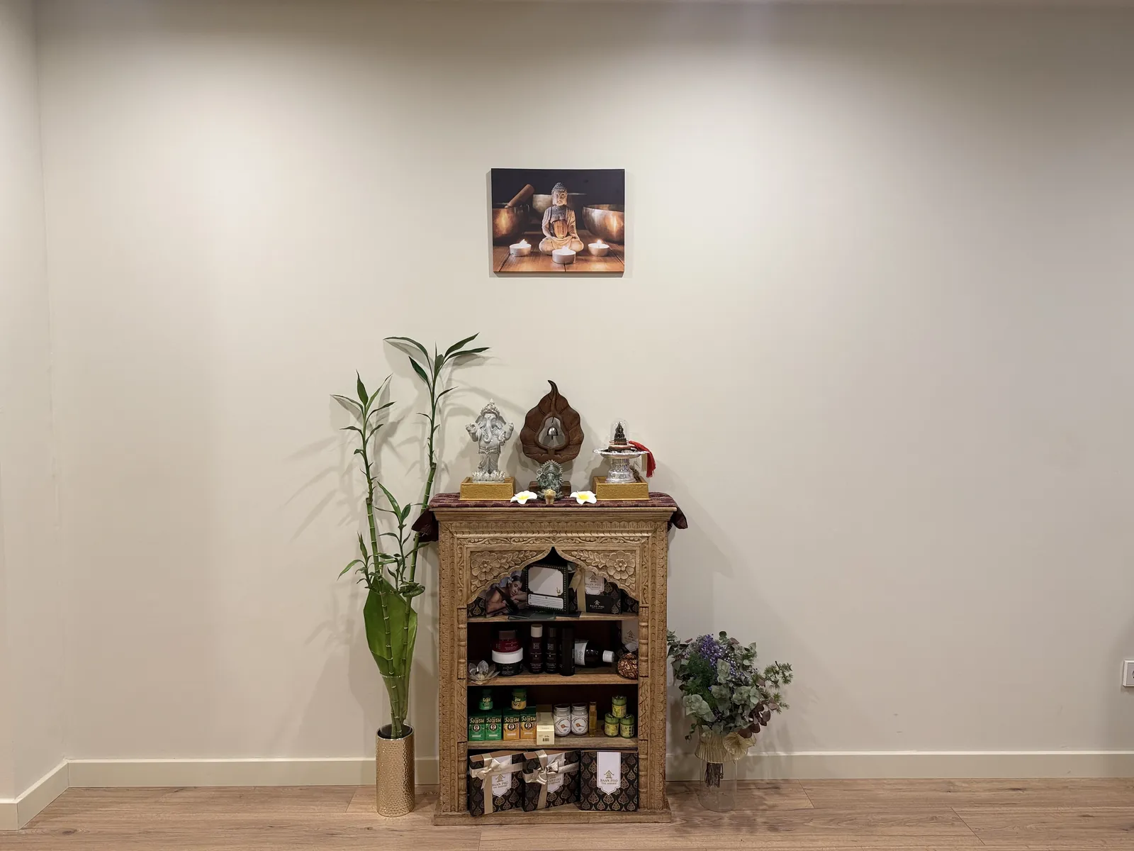 Rincón con la figura de Buda y productos tailandeses