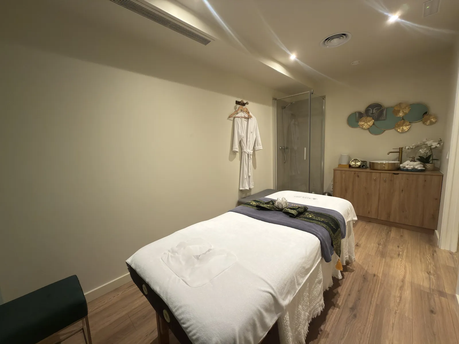 Sala de masaje con dos camillas en Baan Pho, Girona