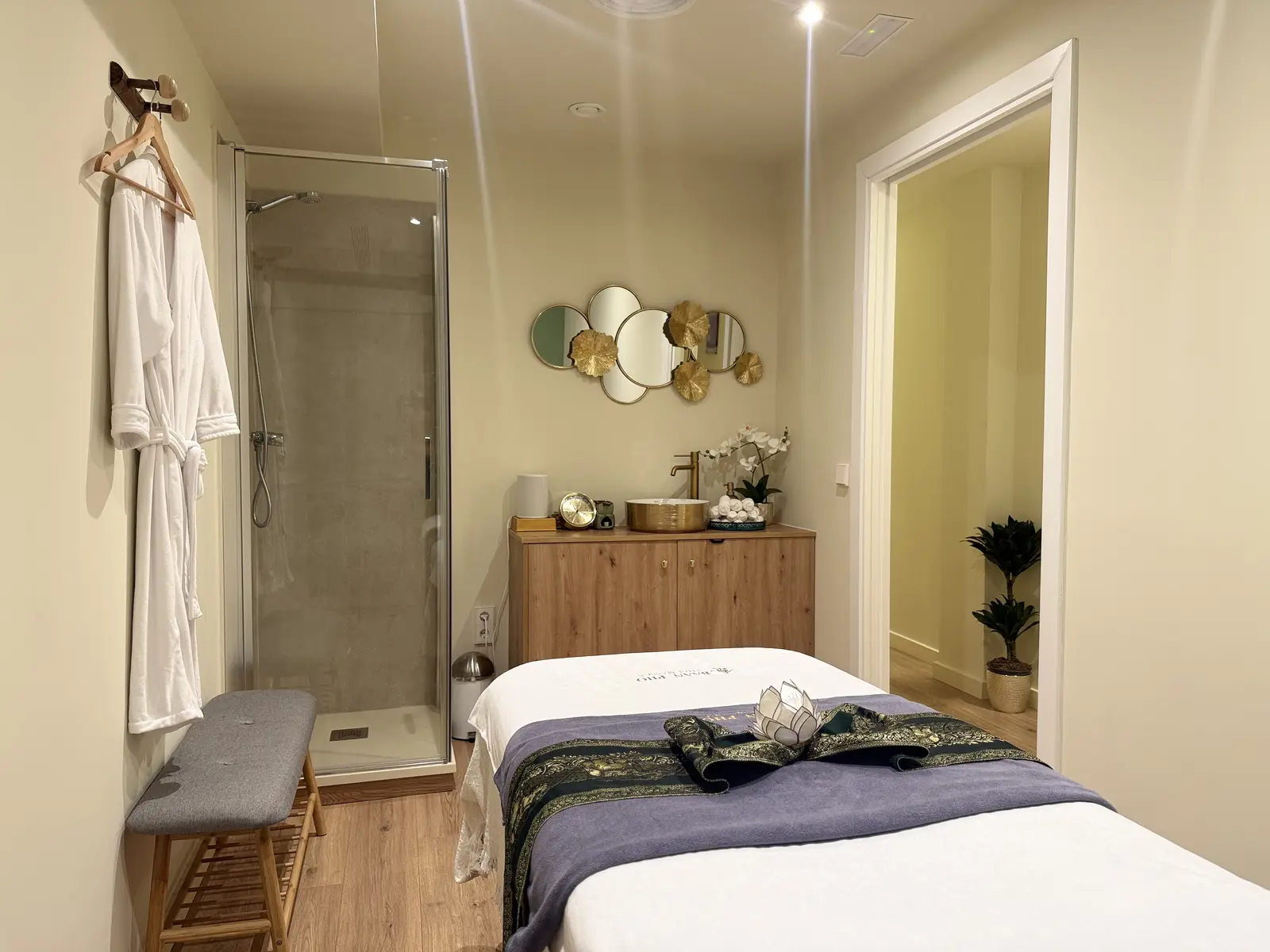 Sala principal de masaje tailandés en Baan Pho Girona, con camilla preparada y ducha privada